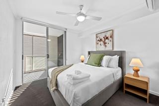 Bright and Stylish 2BR with Spacious Balcony and WiFi - 6