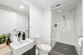 Bright and Stylish 2BR with Spacious Balcony and WiFi - 1