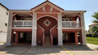 Cozy 2 Bedroom with Big Pool - Campeche Triplex unit C home - 1