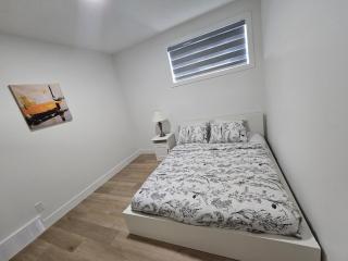 Lush 1 Bedroom house with WiFi in Edmonton - 2