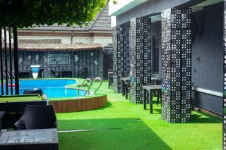 Awhite hotel and suite - 8