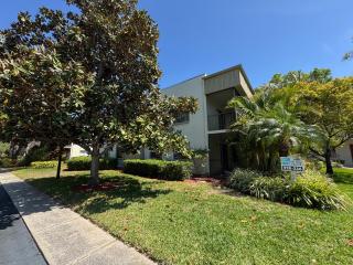 Cozy and Costal 10 Min to Beach Pool, Sauna, Pool table - 9