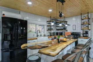 Tranquil Mountain Retreat With Hot Tub Pet Friendly - 0