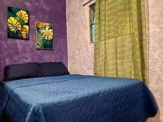 Private suite with private bathroom - Wonderland B&B - Shuttle services available - 2