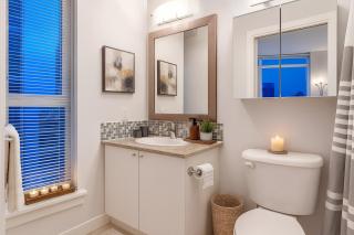 Bright and Contemporary 2-Bedroom in Central Vancouver - 2