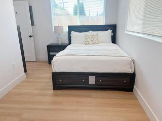 Culver Hideaway Private Room with Share Living Space D1D2 - 9
