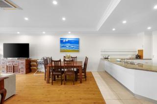 Rhyll Seaside Penthouse - 4