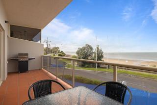 Rhyll Seaside Penthouse - 3