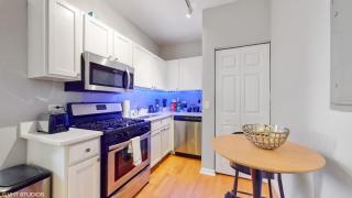 Bright & Chic Stay Near Medical District - 4