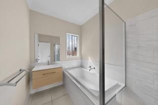Hidden Woodland Paradise - 2024 New Built 4 Bedroom Home Loganlea - 5