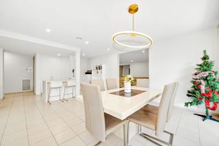 Lakeside House in Manor Lakes - 3