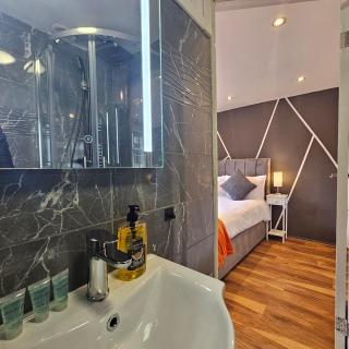 Stylish and Central Room private Bathroom, Smart TV - 3