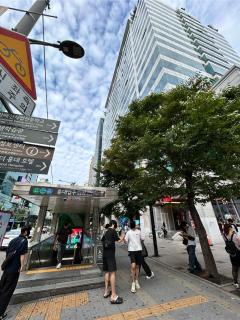 Direct Elevator to Hongik Univ Station, Exclusive 10yr Local Food Guide, NEW by 13yr Superhost, Professionally Maintained - 2