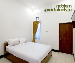 Ndalem Prodjoloekito Homestay by Sawiji - 5