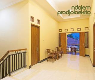 Ndalem Prodjoloekito Homestay by Sawiji - 4