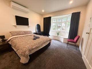 Spacious Surf-side 4 bedroom Retreat - 7