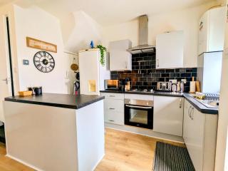 Cosy Home with Free Parking near Burley Park by Eason Stays, Ideal for Contractors Digs or Family Stays Visiting Leeds - 7