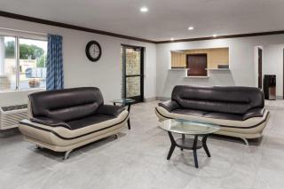 Days Inn & Suites by Wyndham Kaukauna WI - 5