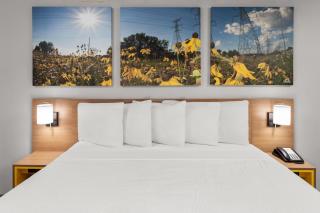 Days Inn & Suites by Wyndham Kaukauna WI - 1