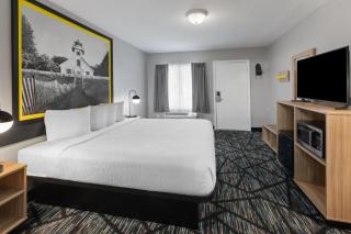 Super 8 by Wyndham Traverse City - 2