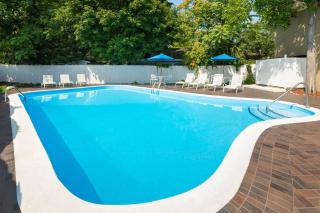 Super 8 by Wyndham Traverse City - 4