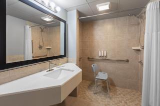 Super 8 by Wyndham Traverse City - 1
