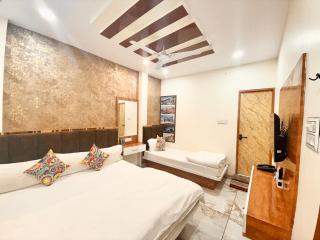 UJN-Hotel NEW MINN ! Ujjain,Near Shree Mahakaleshwar jyotilinga Temple & Railway station Spacious,Fully Air conditioned Rooms with Wifi And Parking, , BEST HOTEL IN UJJAIN - 4