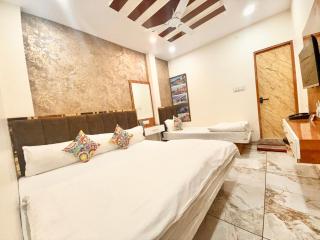 UJN-Hotel NEW MINN ! Ujjain,Near Shree Mahakaleshwar jyotilinga Temple & Railway station Spacious,Fully Air conditioned Rooms with Wifi And Parking, , BEST HOTEL IN UJJAIN - 3