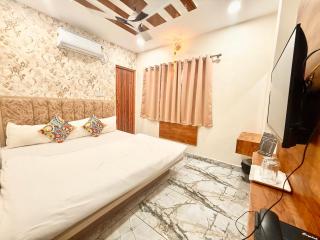 UJN-Hotel NEW MINN ! Ujjain,Near Shree Mahakaleshwar jyotilinga Temple & Railway station Spacious,Fully Air conditioned Rooms with Wifi And Parking, , BEST HOTEL IN UJJAIN - 1
