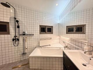 Terrace Rooftop Luggage Storage Spacious Two Rooms Beam Projector 4 Beds Jeonpo Seomyeon Busan Station - 4