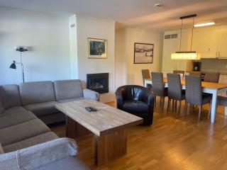 Stor Leilighet Med 4 Soverom Og 2 Bad - 4