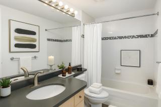 Family-Friendly 2BR Suite Near Coal Harbour and Seawall - 1