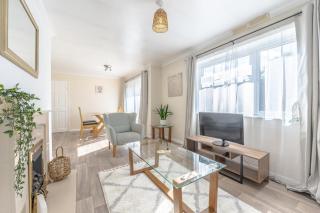 Simple Comforts - 2BR Flat with Free Parking in Newcastle-under-Lyme - 9