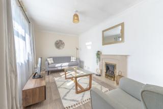 Simple Comforts - 2BR Flat with Free Parking in Newcastle-under-Lyme - 2