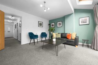 4 Bed Home in Salford by City SuperHost - 1
