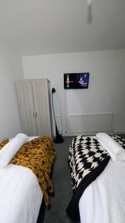 3 Bedroom House By WillCo Property Short Lets & Serviced Accommodation With Breakfast, WI-FI and Projector - 1