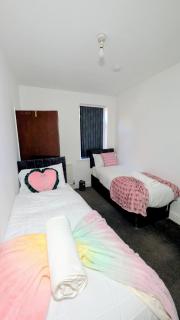 3 Bedroom House By WillCo Property Short Lets & Serviced Accommodation With Breakfast, WI-FI and Projector - 6