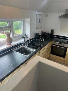 Gatwick 2 Bed Apartment 4 - 3