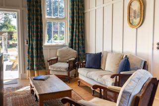 Historic Castle Coach House - 9