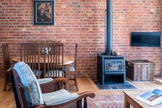 Historic Castle Coach House - 7