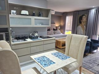 112 Luxury Studio at The Gallery - 9