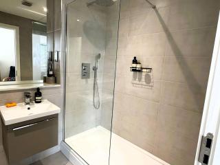 Sophisticated 2 Bedroom apartment in Solihull NEC - 2