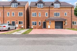 Modern 4-Bed, Parking, Pool Table, Sleeps 11 - 3