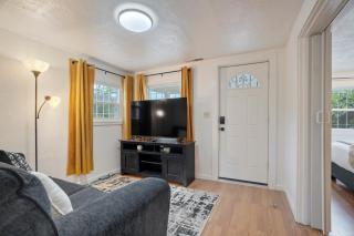 Charming Downtown Cottage - Pet Friendly & Firepit - 7