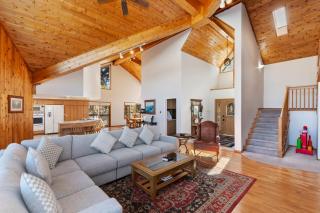 Lakefront Estate with Views and Hot tub - 2