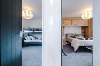 Media City Home, Sleeps 7, Full Kitchen, Parking for 2 - 3