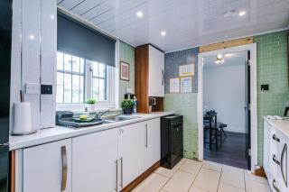 3BR Salford Home Sleeps 7 Kitchen Parking - 1