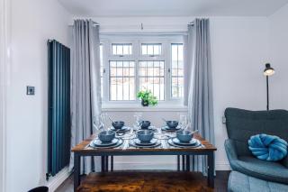 Media City Home, Sleeps 7, Full Kitchen, Parking for 2 - 8
