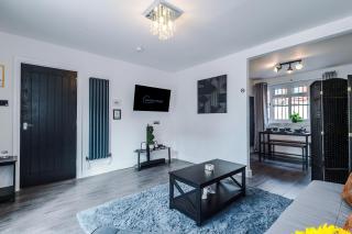 Media City Home, Sleeps 7, Full Kitchen, Parking for 2 - 0