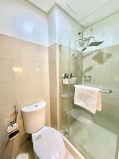 ClaySky Staycation at Shore 2 Residences Tower 2 near Mall of Asia- Hotel Set Up in Amenity and Pool Level with Netflix, HBO Max & Youtube Premium - Manila - 3